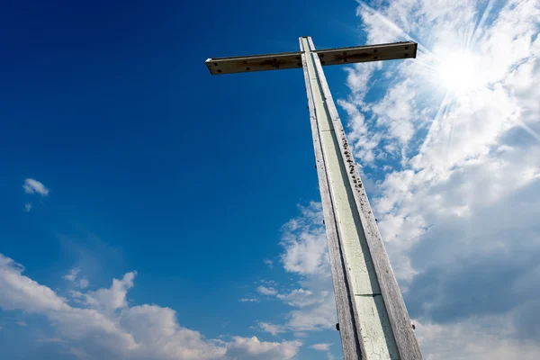 Kruis tegen een blauwe lucht — Stockfoto
