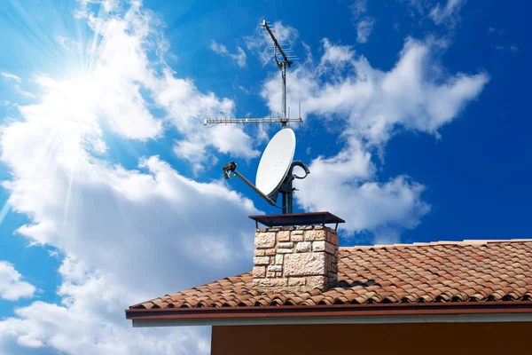 Plato Satélite y Antena TV en Blue Sky — Foto de Stock