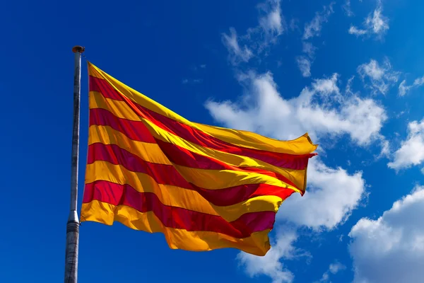 Bandeira da Catalunha no céu azul — Fotografia de Stock