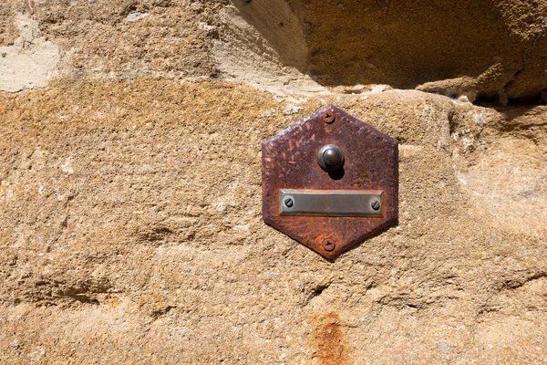 Старый колокол на стене - Тоскана, Италия — стоковое фото
