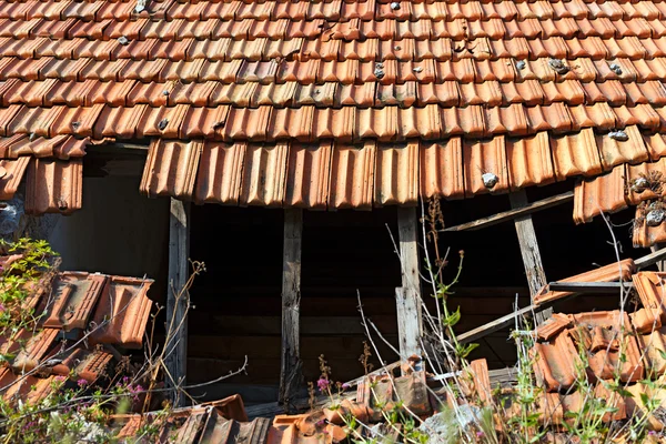 Сломанной даху — стокове фото