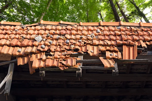 Сломанная крыша — стоковое фото