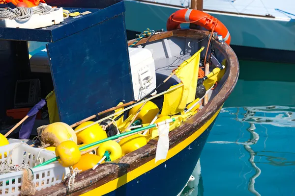 Bateau de pêche dans le port Ligurie Italie — Photo