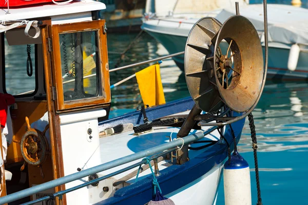 Bateau de pêche dans le port Ligurie Italie — Photo