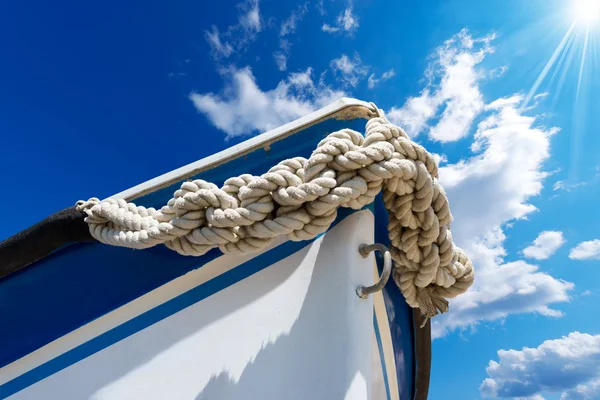 Arco do barco no céu azul — Fotografia de Stock