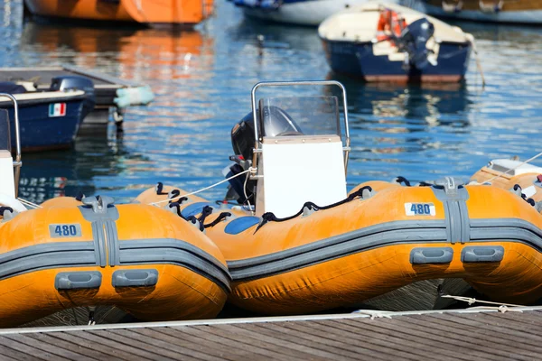 Gummi motorbåtar uthyrning — Stockfoto
