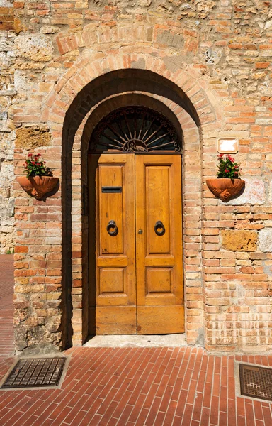 Drzwi drewniane - san gimignano Toskania Włochy — Zdjęcie stockowe