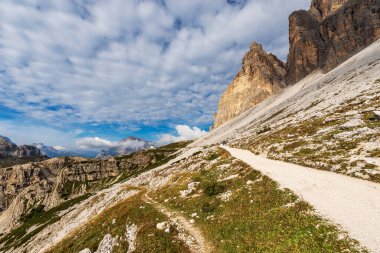 Lavaredo 'nun üç tepesi (Drei Zinnen veya Tre Cime di Lavaredo, güney kaya yüzeyi) ve Kristal Dağ (Monte Cristallo). Sesto Dolomites, Veneto ve Trentino-Alto Adige, İtalya, Avrupa.
