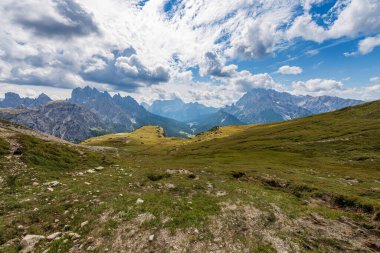 Cadini di Misurina, Sorapiss ve Monte Cristallo dağları Tre Cime di Lavaredo, Sesto, Braies ve Ampezzo Dolomites 'ten görüldü. Auronzo di Cadore, Belluno ili, Veneto, İtalya, Avrupa.