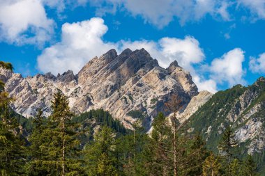 Croda del Becco Dağı ya da Pragser Wildsee ya da Braies Gölü, Dolomitler, Fanes-Senes-Braies doğa parkı, South Tyrol, Trentino-Alto Adige, Bolzano, İtalya, Avrupa