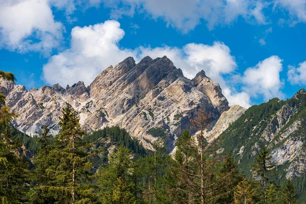 Crinale Montano Della Croda Del Becco Seekofel Fronte Pragser Wildsee — Foto Stock