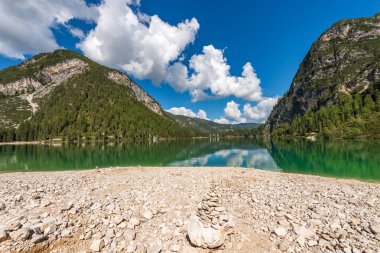 Lago di Braies veya Pragser Wildsee, Alp Gölü ve Sasso del Signore Dağı, Dolomitler, UNESCO dünya mirası alanı, Güney Tyrol, Trentino-Alto Adige, Bolzano, Pusteria vadisi, İtalya.