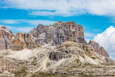 Sasso di Sesto (Sextenstein), Torre di Toblin (Toblinger Knoten) ve Tre Scarperi dağlarının zirveleri. Tre Cime di Lavaredo, Trentino, İtalya 'nın önündeki Sesto ya da Sexten Dolomites.