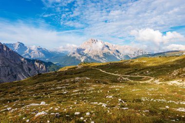 Sorapiss ve Monte Cristallo dağları, Tre Cime di Lavaredo, Sesto, Braies ve Ampezzo Dolomitlerinden panoramik manzara. Auronzo di Cadore, Belluno ili, Veneto, İtalya, Avrupa.