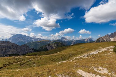 Monte Cristallo, Croda Rossa D 'Ampezzo veya Hohe Gaisl, Picco di Vallandro veya Durrenstein, Monte Piana veya Monte Piano' nun dağ zirvesi, Tre Cime di Lavaredo 'dan panoramik manzara. Alpler, İtalya, Avrupa.