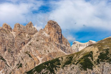Tre Cime di Lavaredo, Monte Rudo veya Rautkofel, Croda dei Rondoi veya Schwalbenkofel ve Cima Piatta Alta 'nın önündeki dağ zirveleri. Trentino-Alto Adige, İtalya, Avrupa. 