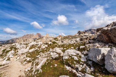 Sesto ya da Tre Cime di Lavaredo 'dan Sexten Dolomites' in panoramik görüntüsü (Lavaredo 'nun üç zirvesi). UNESCO dünya mirası bölgesi, Bolzano, Dobbiaco (Toblach), Trentino-Alto Adige, İtalya, Avrupa.