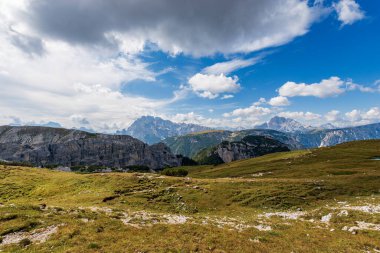 Tre Cime di Lavaredo 'dan panoramik manzara (Lavaredo' nun üç tepesi). Monte Cristallo, Croda Rossa D 'Ampezzo veya Hohe Gaisl ve Monte Piana veya Monte Piano' nun zirvesi. Alpler, İtalya, Avrupa.