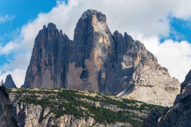 Lavaredo 'nun üç tepesinin (Tre Cime di Lavaredo veya Drei Zinnen) kuzey yamacı, Sesto Dolomites' in ünlü dağ zirveleri, UNESCO dünya mirası bölgesi, Trentino-Alto Adige, Veneto, İtalya, Avrupa.