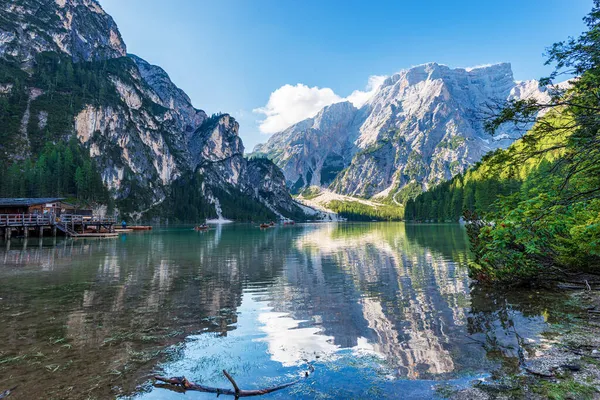 이탈리아 알프스에 아름다운 Pragser Wildsee Lago Braies Croda Del Becco — 스톡 사진