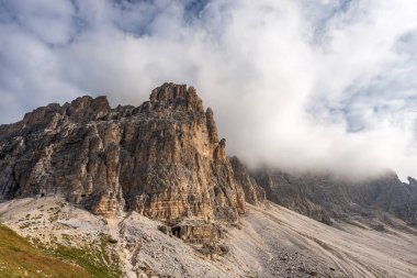 Sesto Dolomitlerinin dağ zirveleri. Lavaredo (Drei Zinnen veya Tre Cime di Lavaredo), UNESCO dünya mirası bölgesi, Trentino-Alto Adige ve Veneto, İtalya, Avrupa.