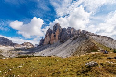 Tre Cime di Lavaredo veya Drei Zinnen (Lavaredo 'nun üç tepesi) ve Monte Paterno veya Paternkofel, Sesto Dolomites (Dolomiti di Sesto), Trentino-Alto Adige ve Veneto, İtalya, Avrupa.