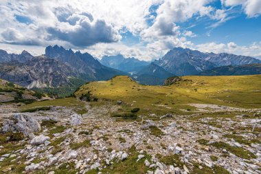 İtalya, Cadini di Misurina, Sorapiss ve Monte Cristallo dağları Tre Cime di Lavaredo, Sesto, Braies ve Ampezzo Dolomites 'ten görüldü. Auronzo di Cadore, Belluno ili, Veneto, Avrupa.