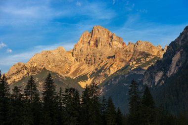 Dolomitlerin Dağ Tepesi, Sunrise 'da. Croda Rossa D 'Ampezzo veya Hohe Gaisl, Dolomites, UNESCO dünya mirası bölgesi, Trentino-Alto Adige ve Veneto, Bolzano ve Belluno, İtalya, Avrupa. 