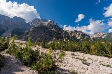 Croda del Becco ya da Pragser Wildsee ya da Braies Gölü, Dolomitler, Fanes-Senes-Braies doğa parkı, South Tyrol, Trentino-Alto Adige, Bolzano, İtalya, Avrupa.