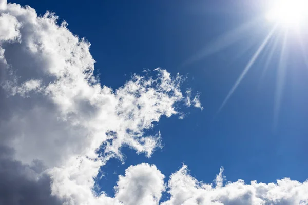 Hermoso Cielo Azul Con Nubes Cúmulos Blancos Rayos Sol Fotografía —  Fotos de Stock