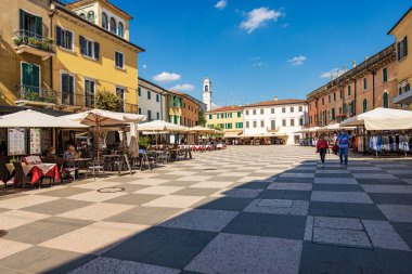 LAZISE, İtalya - 26 Mayıs 2021: Lazise Köyü, Piazza Vittorio Emanuele 'nin ana meydanı. Garda Gölü kıyısındaki turizm beldesi (Lago di Garda). Verona ili, Veneto, İtalya, Güney Avrupa.