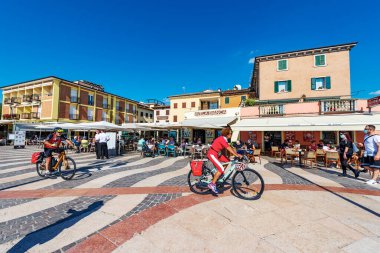 LAZISE, İtalya - 26 Mayıs 2021: Restoranları ve pizzacıları olan küçük Lazise Köyü Lakefront, Garda Gölü kıyısındaki turizm beldesi (Lago di Garda). Verona ili, Veneto, İtalya, Avrupa.