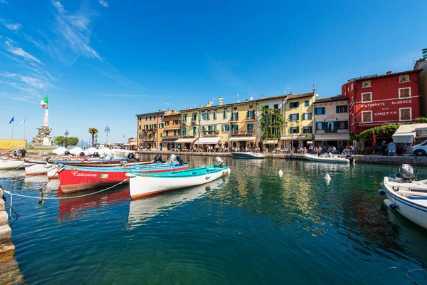 Lazise Italië Mei 2021 Haven Met Kleine Boten Afgemeerd Van — Stockfoto