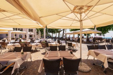GARDA, İtalya - 26 Mayıs 2021: ana meydandaki açık hava restoranları, Piazza Catullo. Garda Gölü kıyısındaki küçük Garda kasabası (Lago di Garda). Verona, Veneto, İtalya, Avrupa.