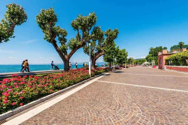 Bardolino Italië Mei 2021 Voetgangerszone Met Enkele Wandelaars Aan Kust Stockfoto