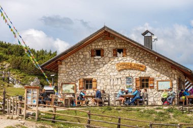DOBBIACO, İtalya - SEPT 7, 2021: Malga Grava Longa veya Langalm Hutte olarak adlandırılan dağ kulübesi, 2283 m, Tre Cime di Lavaredo veya Drei Zinnen, Trentino Alto Adige, İtalya, Avrupa.   