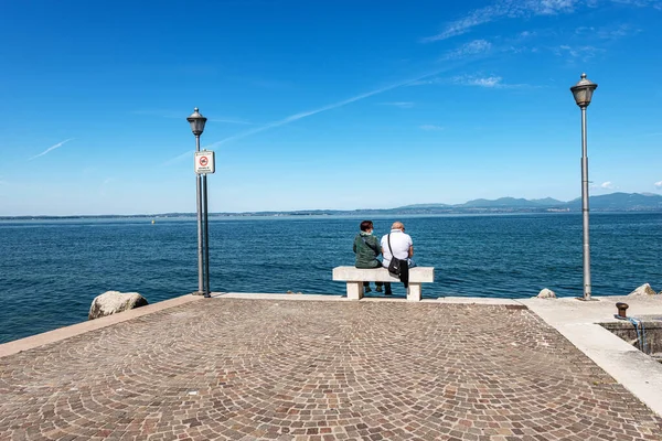 Lazise Talya Mayıs 2021 Garda Gölü Kıyısındaki Bir Bankta Otururken — Stok fotoğraf