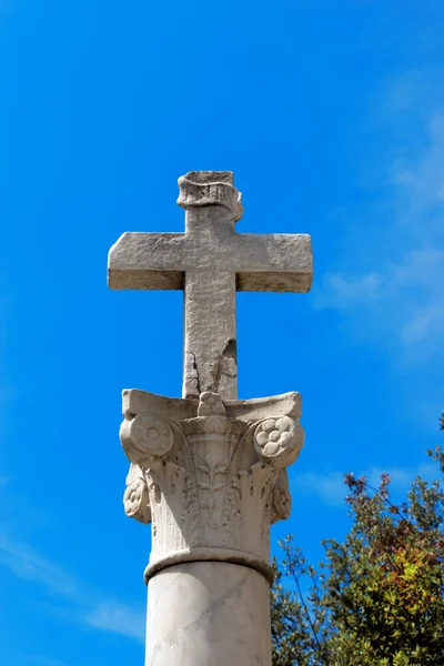 Cruz de pedra em uma coluna — Fotografia de Stock