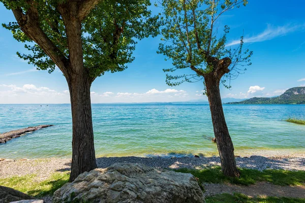 Plaża Pobliżu Małego Miasta Garda Ośrodek Turystyczny Wybrzeżu Jeziora Garda — Zdjęcie stockowe
