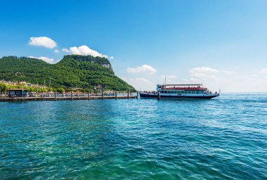 Feribot Garda kasabasının küçük limanına varmak üzere. Garda Gölü kıyısındaki turizm beldesi (Lago di Garda), Verona, Veneto, İtalya, Avrupa. Rocca di Garda denilen tepeli güzel körfez.