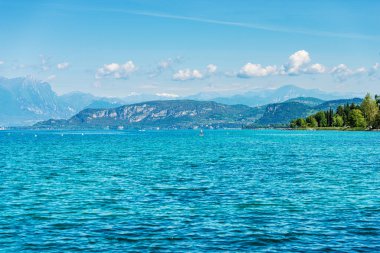 Garda Gölü Panoraması (Lago di Garda) ve İtalyan Alpleri. Monte Pizzocolo, Adamello ve Brenta Dolomites, San Vigilio burnu, Lazise köyü, Veneto, Lombardy ve Trentino Alto Adige, İtalya, Avrupa.