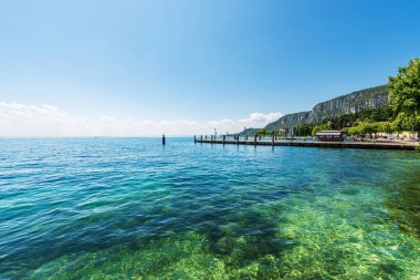Garda Gölü kıyısındaki küçük Garda kasabası (Lago di Garda) kıyısında bir turizm beldesi. San Vigilio Promontory (Punta San Vigilio) ile güzel bir körfez. Verona, Veneto, İtalya, Avrupa.