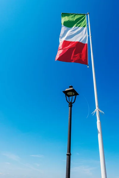 Närbild Nationell Italiensk Flagga Med Flaggstång Klarblå Himmel Med Gatlykta — Stockfoto