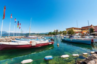 Cisano 'nun küçük bir köyünün limanı. Küçük tekneleri demirli. Garda Gölü kıyısındaki turizm beldesi (Lago di Garda). Bardolino belediyesi, Verona ili, Veneto, İtalya, güney Avrupa. 