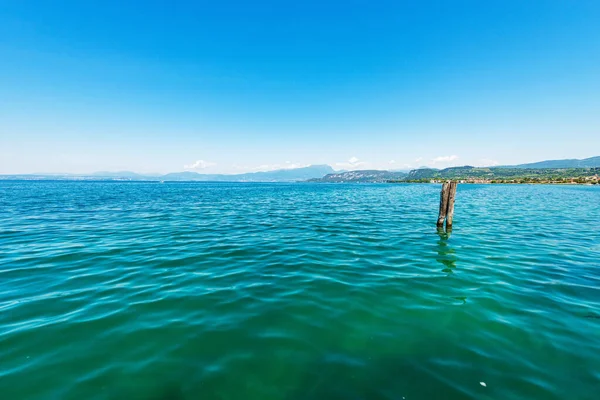 Tepeleri ve dağları olan Garda Gölü 'nden (Lago di Garda) Verona, İtalya' nın Veneto kentinde bulunan Bardolino Küçük Köyü 'nden gelen Panorama. Lombardy sahilinin solunda..