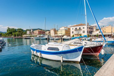 Garda Gölü kıyısında (Lago di Garda) demirlemiş çok sayıda teknesi olan küçük Bardolino köyünün limanı. Verona ili, Veneto, İtalya, Güney Avrupa.