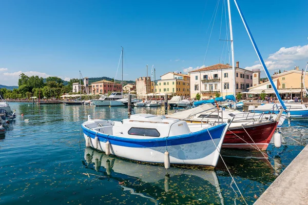 Hamnen Den Lilla Byn Bardolino Med Många Båtar Förtöjda Turistort — Stockfoto