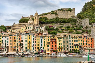Porto Venere ya da Portovenere köyü, antik Doria Kalesi (1164-XIX yüzyıl) ve renkli evler kulesi, La Spezia, Liguria, İtalya, Avrupa. 