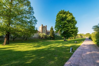 Kamu parkı ve Garda Gölü kıyısındaki küçük Lazise köyü (Lago di Garda) çevresindeki ortaçağ duvarı. Verona ili, Veneto, İtalya, Güney Avrupa.