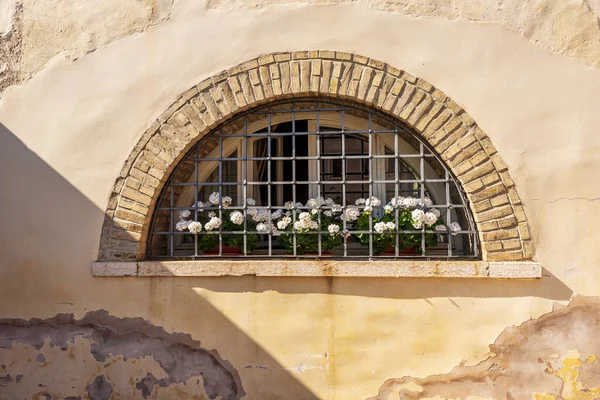 Primo Piano Una Vecchia Finestra Con Arco Mattoni Barre Sicurezza — Foto Stock